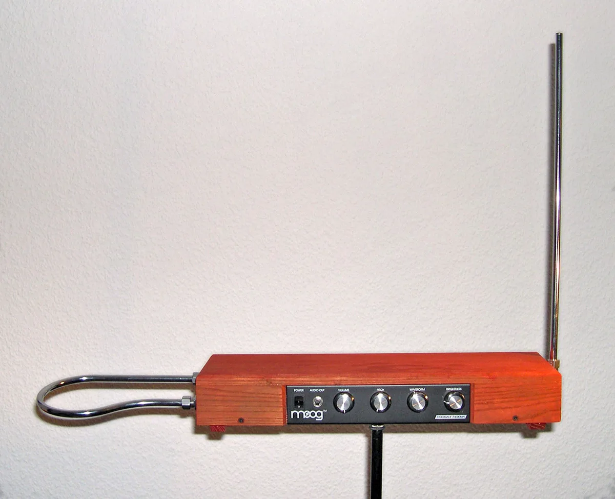 实物照片:Moog Etherwave,左侧为环形音量天线,右侧为竖直音高天线